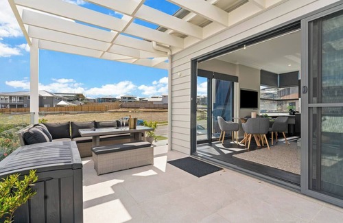 Catherine Hill Bay Apartment | Beachfront Studio - overlooking Moonee beach