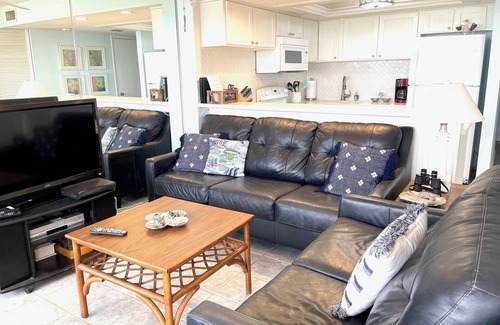 South Padre Island Condo | Beachfront Condo. 5 Min. Walk to Beach Parks at Isla Blanca/Schlitterbahn