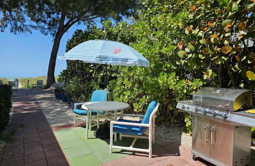 Independence Square Cottage | Beachfront Cottages GARDEN at Beautiful Sandy Shores on Gulf of Mexico