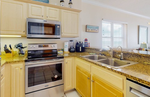 Gulf Shores Condo | Beachfront corner condo with amazing Gulf views, balcony, pools & hot tubs