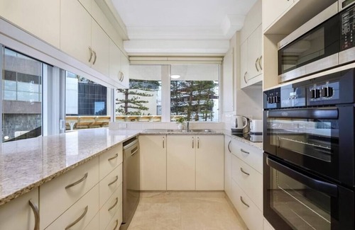 Surfers Paradise Apartment | Beachfront Escape Zenith - Ocean Views, Pool, Spa