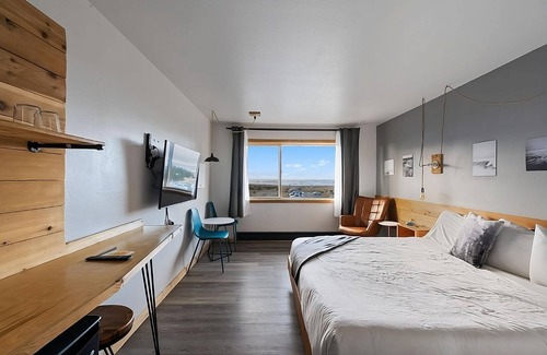 Long Beach Hotel | Beachfront Escape in Long Beach! 2 Comfortable Units, Indoor Pool, Free Parking!