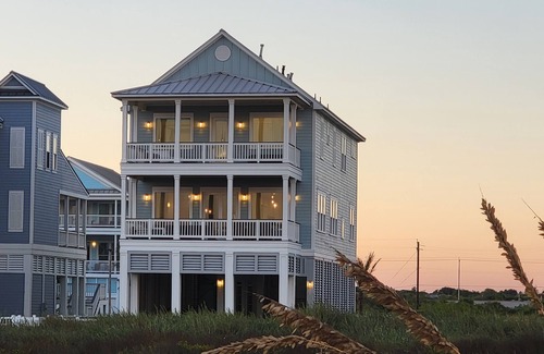 Galveston House | BEACHFRONT! HOT TUB! ELEVATOR! CUSTOM-BUILT! GATED COMMUNITY! BEACH, STEPS AWAY!