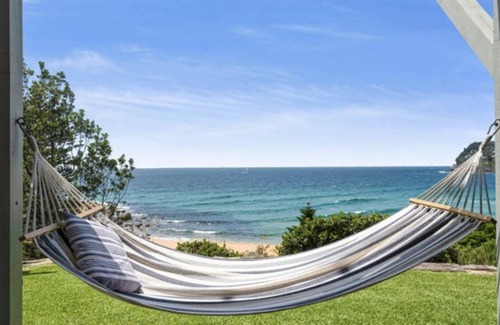 Sydney House | Beachfront house with direct access to Whale Beach!