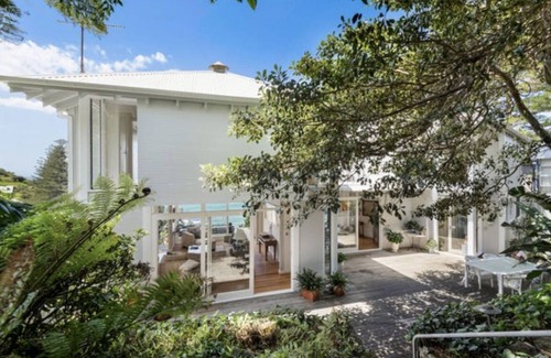 Sydney House | Beachfront house with direct access to Whale Beach!