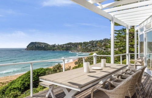 Sydney House | Beachfront house with direct access to Whale Beach!