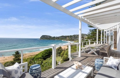 Sydney House | Beachfront house with direct access to Whale Beach!