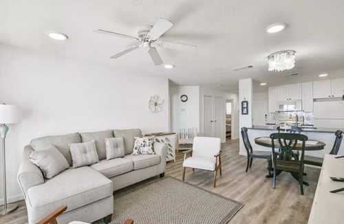 Galveston Condo | Beachfront in Galveston with pool. Centrally located. Pet Friendly!