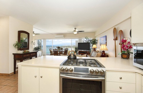 Waikiki Condo | Beachfront Location with GREAT View! Washer/Dryer, Washlet, A/C, Wi-Fi!