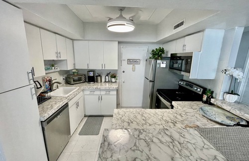 Hollywood South Central Beach Condo | Beachfront Oasis Awaits - No Resort Fees! ☀️🏝️🌊⛱️