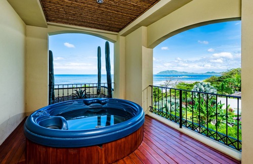 Playa Langosta Apartment | ☀Beachfront Oceanview☀ Private Jacuzzi & Full ktcn
