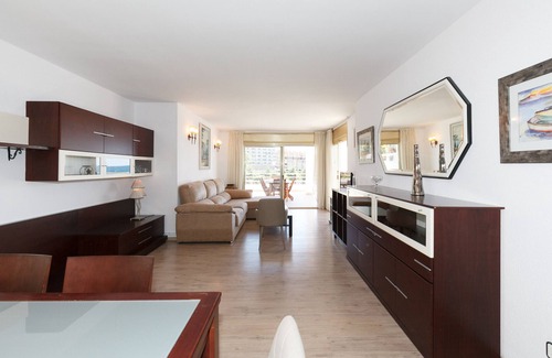 Salou City Centre Apartment | Beachfront penthouse sleeps 10 · AirCon · Pool · UHC PLAYAMERO 331