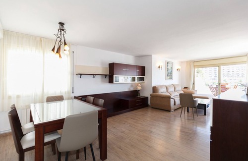 Salou City Centre Apartment | Beachfront penthouse sleeps 10 · AirCon · Pool · UHC PLAYAMERO 331