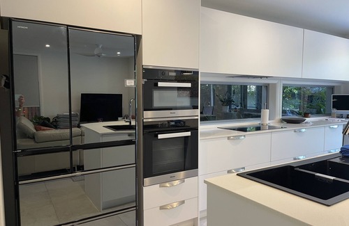 North Curl Curl Apartment | Beachfront retreat in North Curl Curl, heated pool and 100 m from beach.