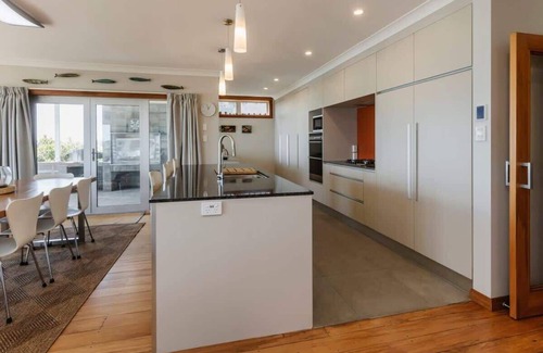 Oakura House | Beachfront Retreat with Stunning Views