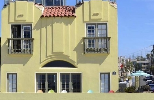 Hermosa Beach House | Beachfront, Roof Deck, Well-Stocked w/Views & Nearby Food, Drinks & Cafes!
