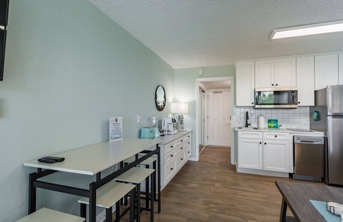 Treasure Island Condo | Beachfront Sunsets- Studio Unit with Kitchenette!