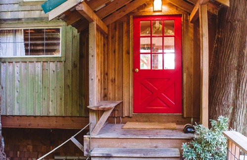 South Colby Cabin | Beachfront Treehouse in the Heart of Puget Sound
