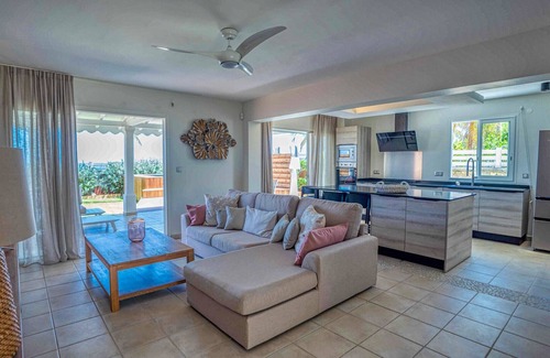 L'Autre-Bord Villa | Beachfront villa rental, sea view - sleeps 8