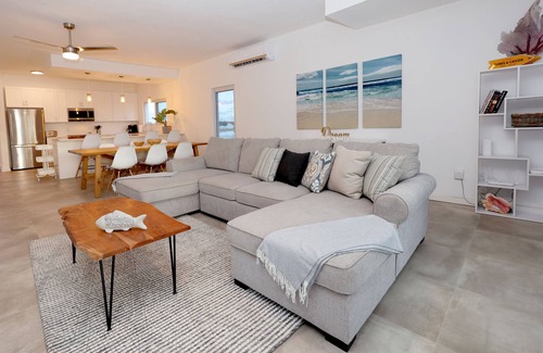 Cockburn Town Villa | Beachfront Villa -Grand Turk - Golf cart included