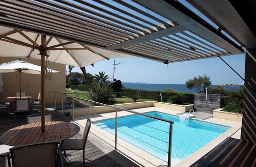 Le Ricanto Villa | Beachfront villa with pool. all amenities