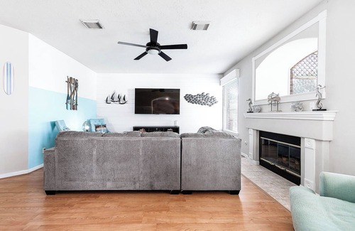 Pearland House | BeachFUNCasa, Firepit, PoolTable, Pool Oasis/Games