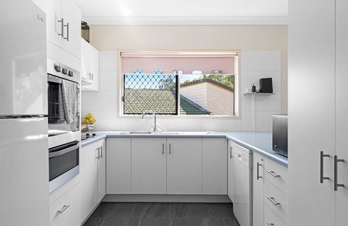 Torquay Apartment | Beachside 2-Bed Apartment with Secure Parking