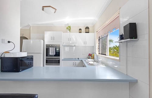 Torquay Apartment | Beachside 2-Bed Apartment with Secure Parking