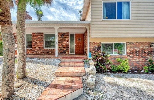 Englewood House | Beachside Bliss: Family-Friendly