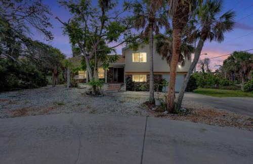 Englewood House | Beachside Bliss: Family-Friendly