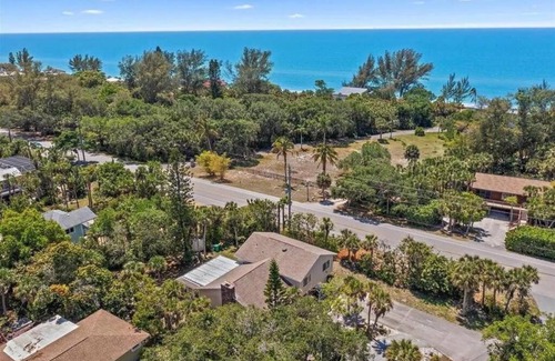 Englewood House | Beachside Bliss: Family-Friendly