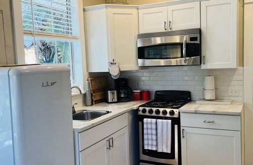 Indian Rocks Beach Cottage | Beachside Historic Cottage Apartment – Steps to Sand