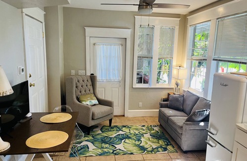 Indian Rocks Beach Cottage | Beachside Historic Cottage Apartment – Steps to Sand