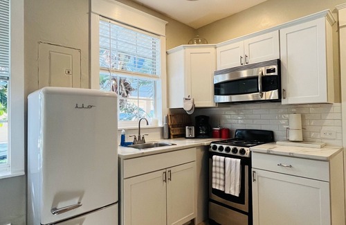 Indian Rocks Beach Cottage | Beachside Historic Cottage Apartment – Steps to Sand