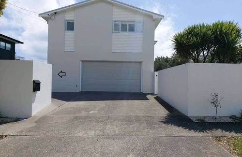 Rewa Villa | Beachside Studio in New Plymouth