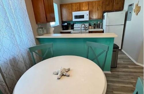 Corpus Christi Apartment | Beachy 1BR w/Pool | Pet-Friendly | Near Padre Bay