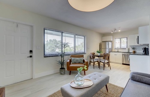 Imperial Point Apartment | Beachy&Boho w/full kitchen & Pool FOR 6 ppl