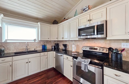 Port Bolivar House | Beachy Vibes-3 bedroom/2 bath/pet-friendly, w/pool, sleeps 10