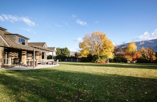 Wanaka Villa | Beacon Point Retreat Hosted by NZSIR Luxury Rental Homes