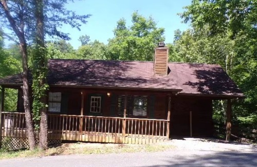 Gatlinburg - Pigeon Forge Cabin | Bear Bella's Treehouse