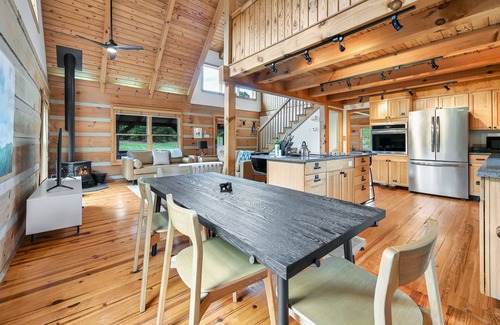 Tryon Cabin | Bear Creek Cabin- 8 mi to TIEC, Sleeps 7 - Pet Friendly