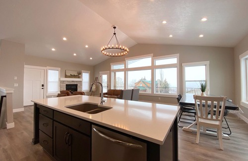 Sweetwater Cabin | Bear Lake retreat with private Ideal Beach Resort Access!