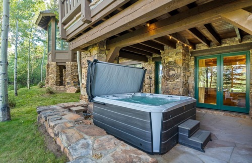 Avon House | Bear Lodge by Vail Butler - Ski In/Ski Out, Hot Tub, Movie Theater