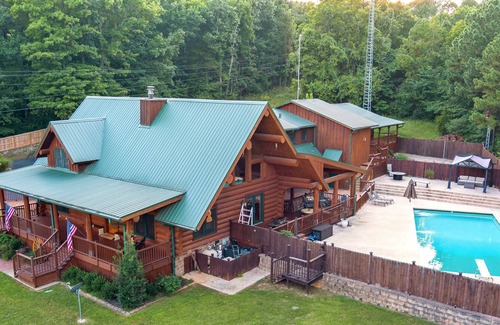 West Fork House | Bear Lodge - Log Cabin with pool - 7 Bedrooms