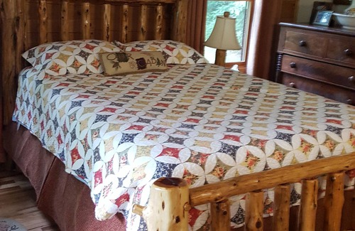 Austinville Cabin | Bear's Lair Cabin on the New River~ Relax in Rustic Elegance