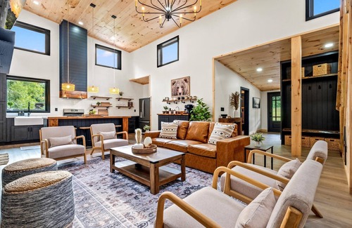 Cosby House | Bear Snores On Creekside Luxury + Hot Tub