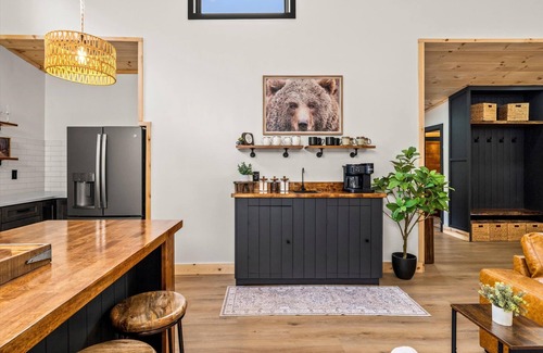 Cosby House | Bear Snores On Creekside Luxury + Hot Tub