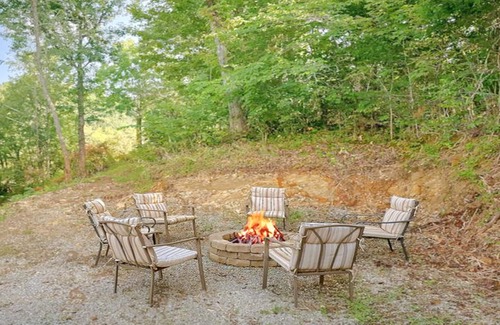Seymour House | Bear Splashin Fun- 3 Bdrm, Private Outdoor Pool, Hot Tub, & Fire Pit
