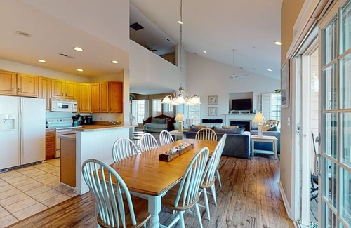 Ocean View Condo | Bear Trap Dunes 2nd-floor, lakefront condo w/pool and free WiFi - 1 dog OK