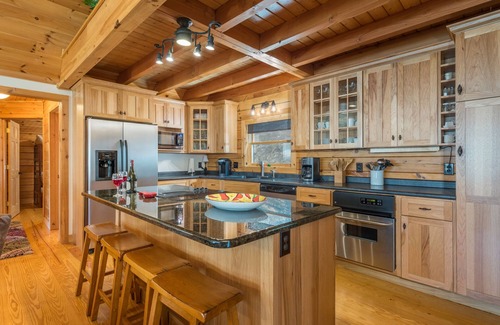 Burnsville Cabin | Bearadise Mtn Lodge! Hot Tub+Fire-Pit, Grill, WiFi, Golfing, Hiking & Fishing!